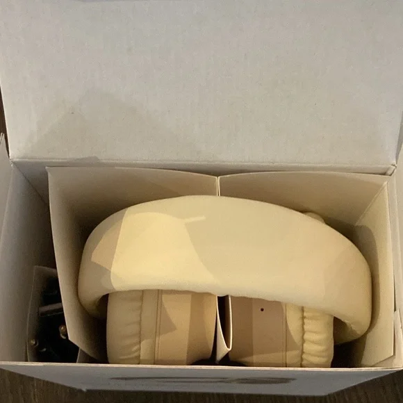 ⭐️Host Pick⭐️ Jillian Harris / The Jilly Box - Headphones - Picture 3 of 5